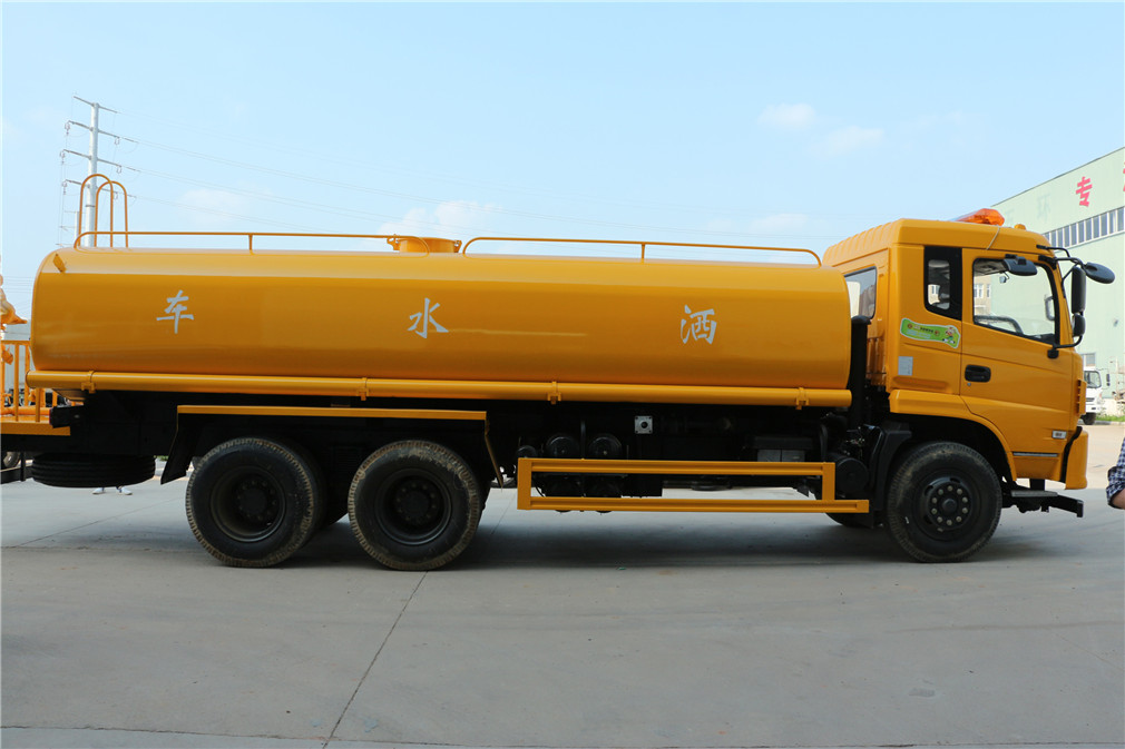 东风特商洒水车(20方)