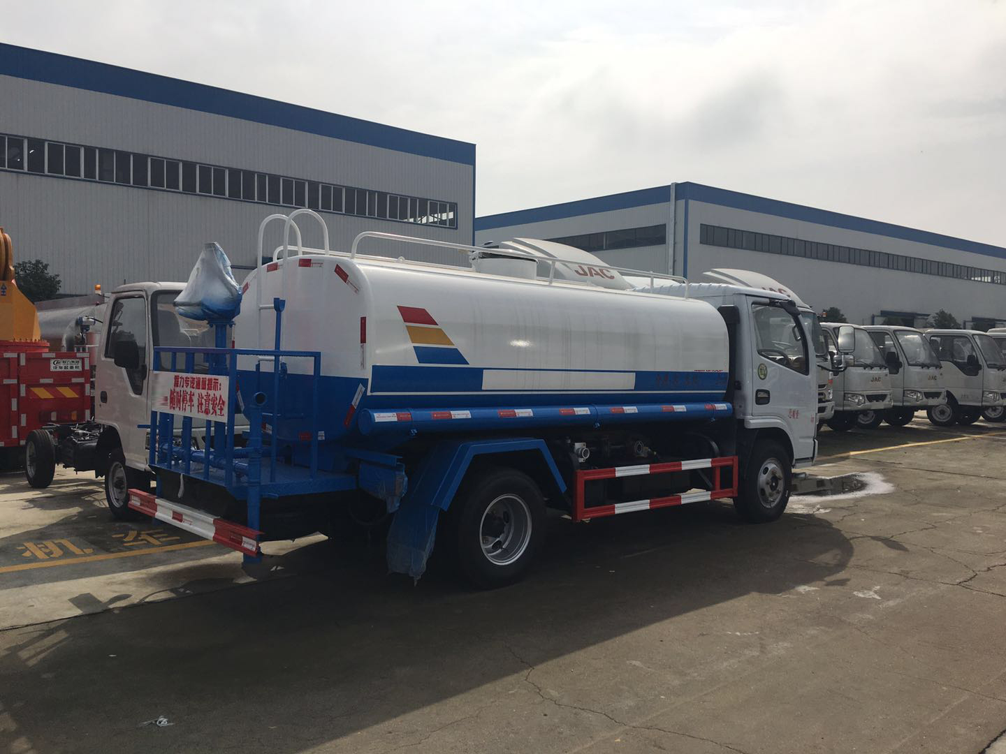 东风多利卡(5方)洒水车