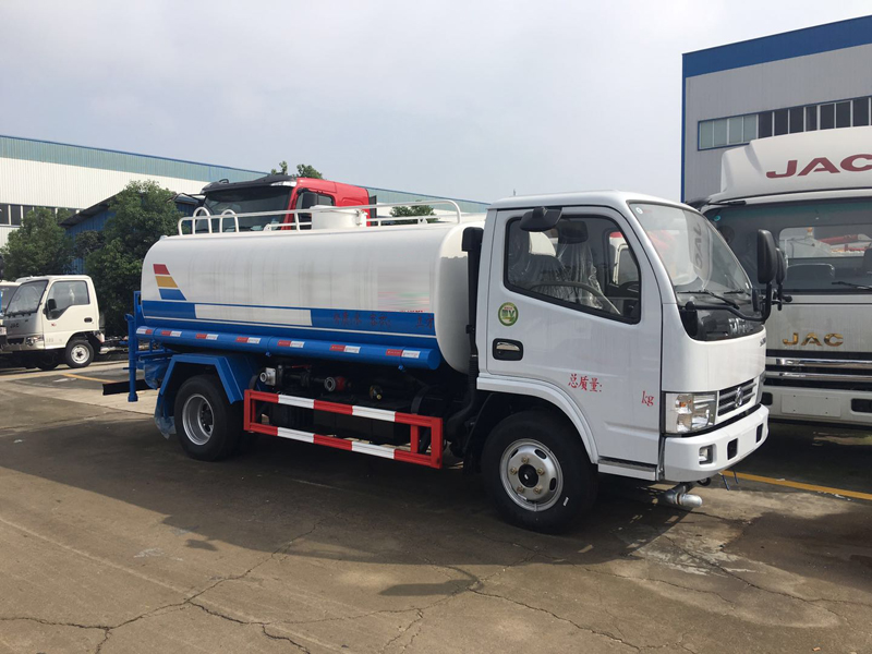 东风多利卡(5方)洒水车