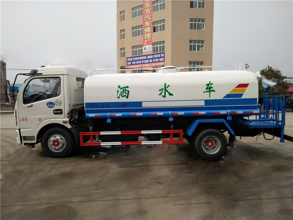 东风多利卡(8方)洒水车