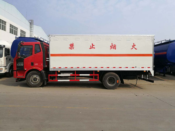 解放6米1(9.9吨)爆破器材车