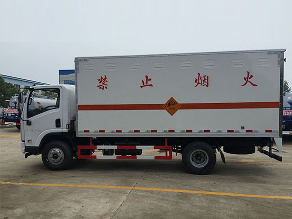 陕汽5米1(3.3吨)爆破器材车