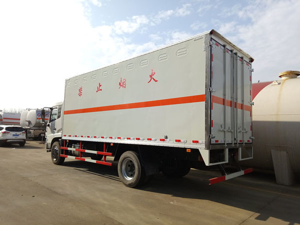 天锦6.6米(9.9吨)气体厢式车