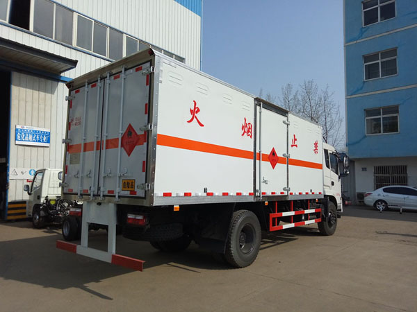 东风6.1米(9吨)液体厢式车