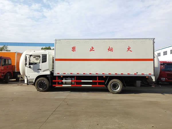 天锦6.6米(9.9吨)液体厢式车