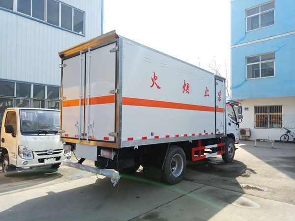 福田5.1米(6.9吨)杂项危险品厢式车