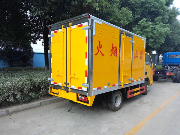 跃进3.3米柴油(蓝牌)杂项危险品厢式车