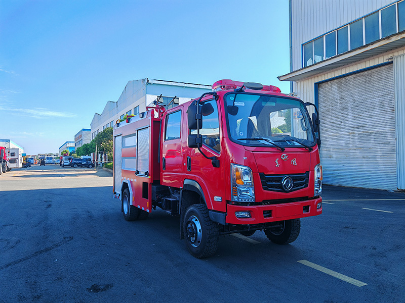 东风四驱3.5吨水罐消防车(全柴112KW)