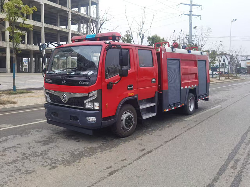 东风多利卡5吨水罐消防车(150马力)