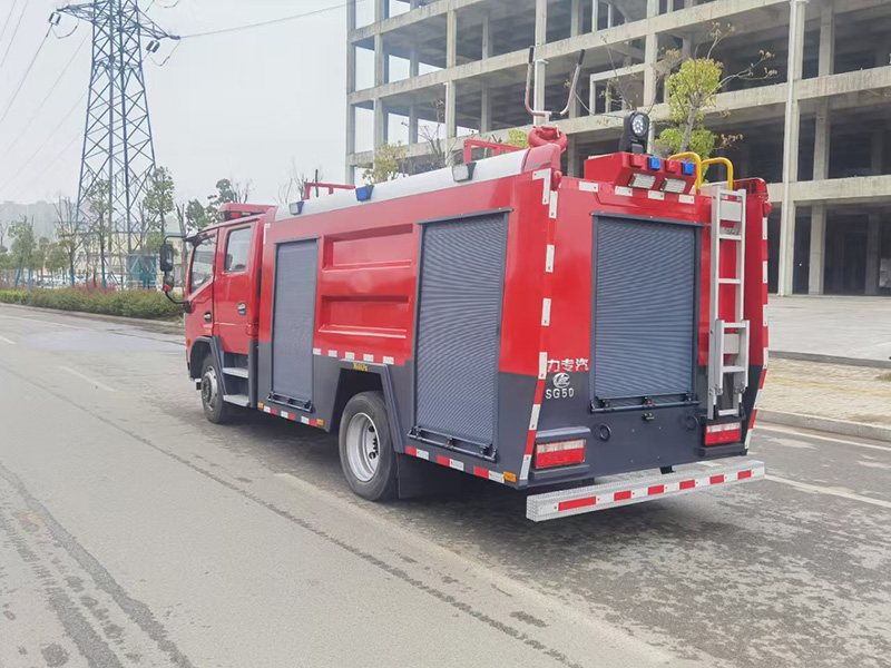 东风多利卡5吨水罐消防车(150马力)